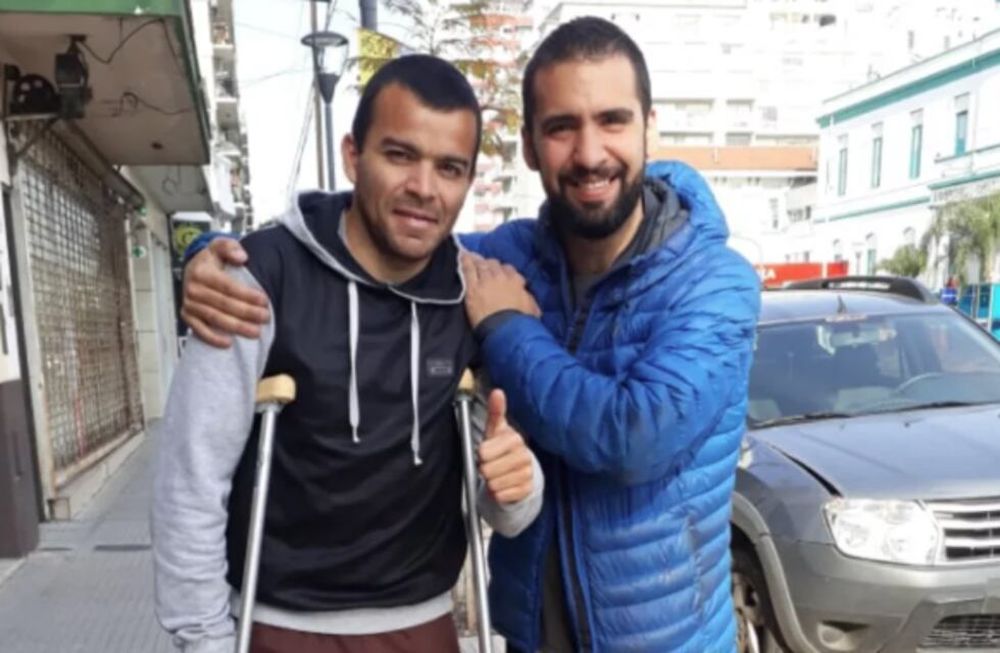 Un hincha de Platense le pagó las muletas a Facundo Curuchet, quien se lesionó ante River