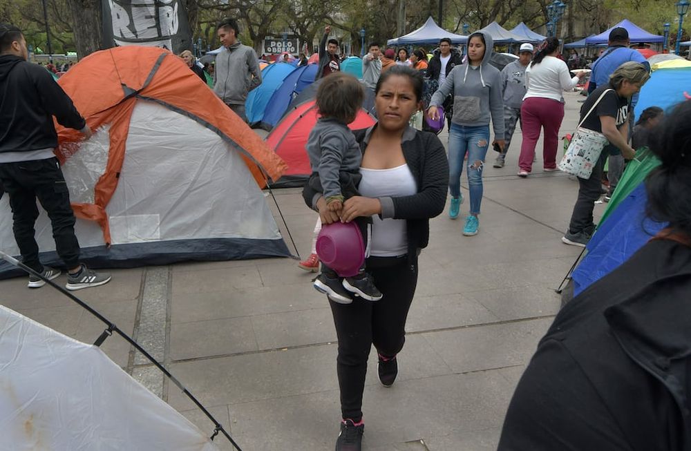 Acampe del Polo Obrero en MendozaCientos de manifestantes del Polo Bobrero de Mendoza reclaman por aumentos en planes sociales y posibilidades de trabajo mientras acampan en la Plaza IndependenciaFoto: Orlando Pelichotti/ Los Andes