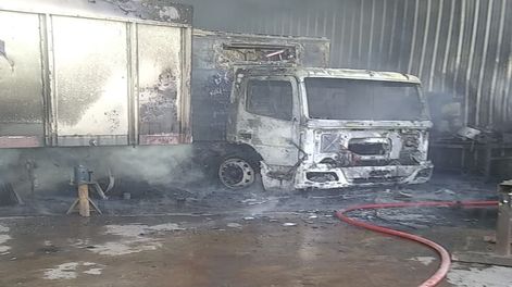 Se desconoce el motivo de la incineración, lo que si se conoce es que las llamas atraparon tres camiones y una parte de un depósito.