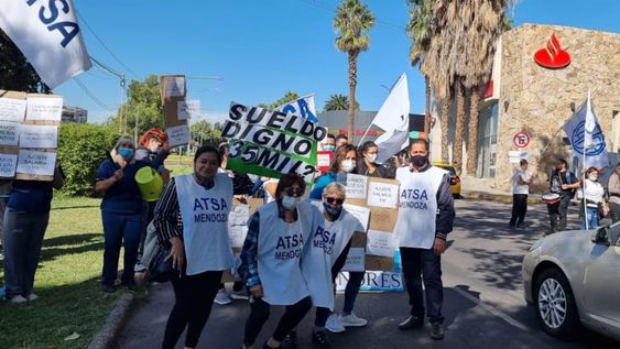 Empleados y empleadas de la Fundación San Andrés hacen paro por demoras en el pago de sueldos.