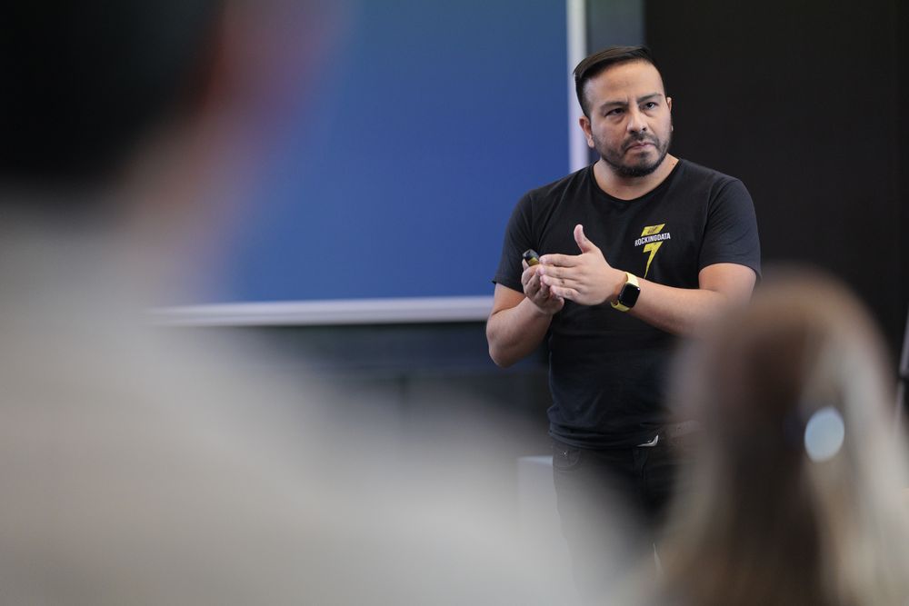 En la previa de Ciclo Pilares IA, Fredi Vivas analizó el valor de los datos propios, el liderazgo empresarial y las habilidades humanas que ganan relevancia frente al avance de la inteligencia artificial.