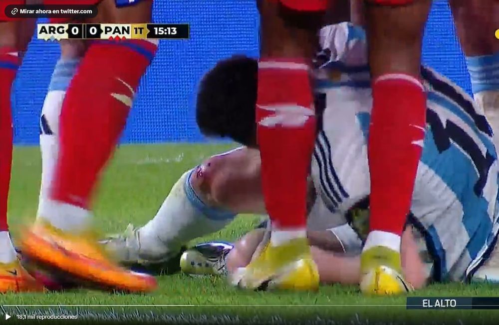 Amonestado Kevin Galván en Panama por una fuerte patada a Lionel Messi. / Gentileza.