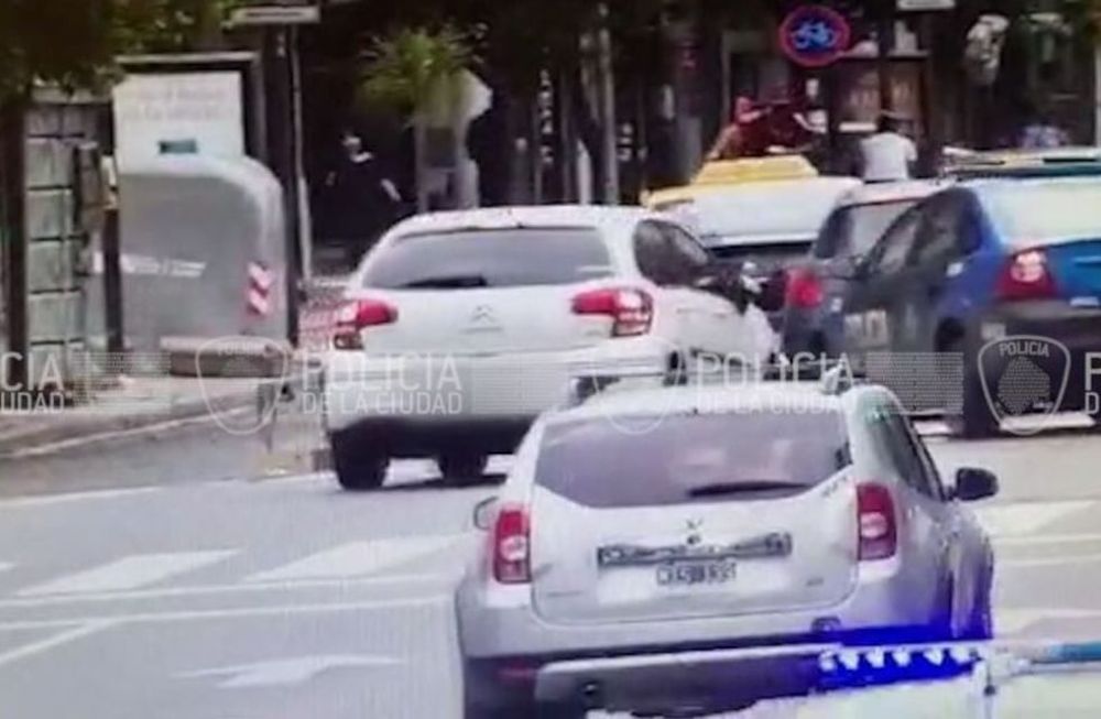 Los efectivos policiales hicieron descender del auto a la mujer, de 56 años, que se hallaba sola, y con las tres botellas de vino de alto valor. Foto: Gentileza