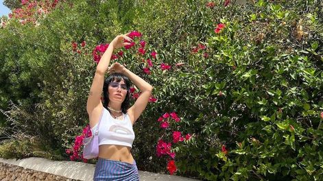 El jardín lleno de verde de la mansión de Lali Espósito