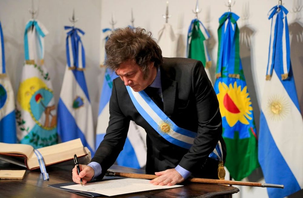 El presidente Javier Milei firmó esta noche el Pacto de Tucumán con 18 gobernadores en la ciudad capital de esa provincia, en coincidencia con la celebración del Día de la Independencia. FOTO NA:PRESIDENCIA