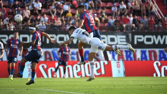 San Lorenzo dio vuelta el marcador y vence a Newells, que se quedó con nueve futbolistas en cancha.