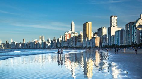 Elegir el bus no solo representa un beneficio económico directo, sino que también ofrece una experiencia de viaje más relajada.