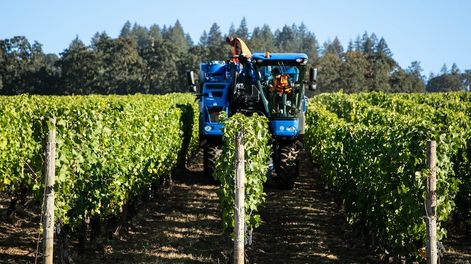 Los Andes | Maquinaria. La temporada pasada, costaba cerca de 380 dólares por hectárea, y ésta, si bien el precio no está definido, se ubicaría por encima de los 400 dólares.