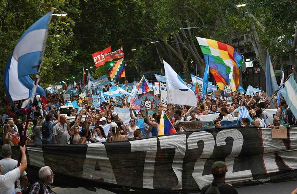 En diciembre del 2019, En Peatonal Sarmiento y Av. San Martin de Ciudad miles de mendocinos se reunieron para realizar un banderazo contra la minería para que se derogue la Ley 9209, que modifica la norma 7722. José Gutiérrez / Los Andes