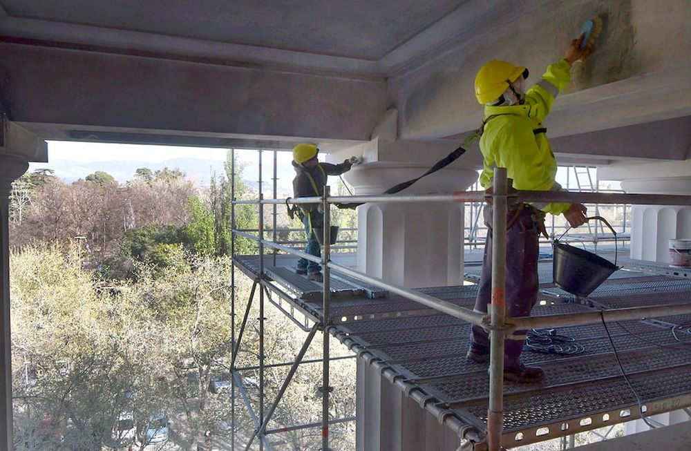 Por primera vez en más de 60 años, le realizan una inédita restauración al edificio del Palacio Judicial . Foto: Orlando Pelichotti / Los Andes.
