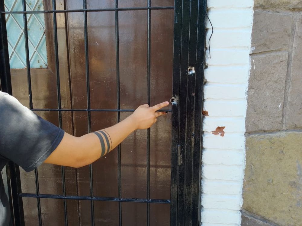 Los impactos de bala que quedaron en la puerta de la casa de Cynthia Landi, quien fue asesinada en Guaymallén tras una pelea en la Disco Queen.  Foto: diario Los Andes. 