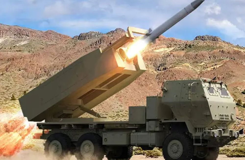 Lanzamiento de un misil ATACMS desde un sistema de lanzacohetes MLRS, de largo alcance.