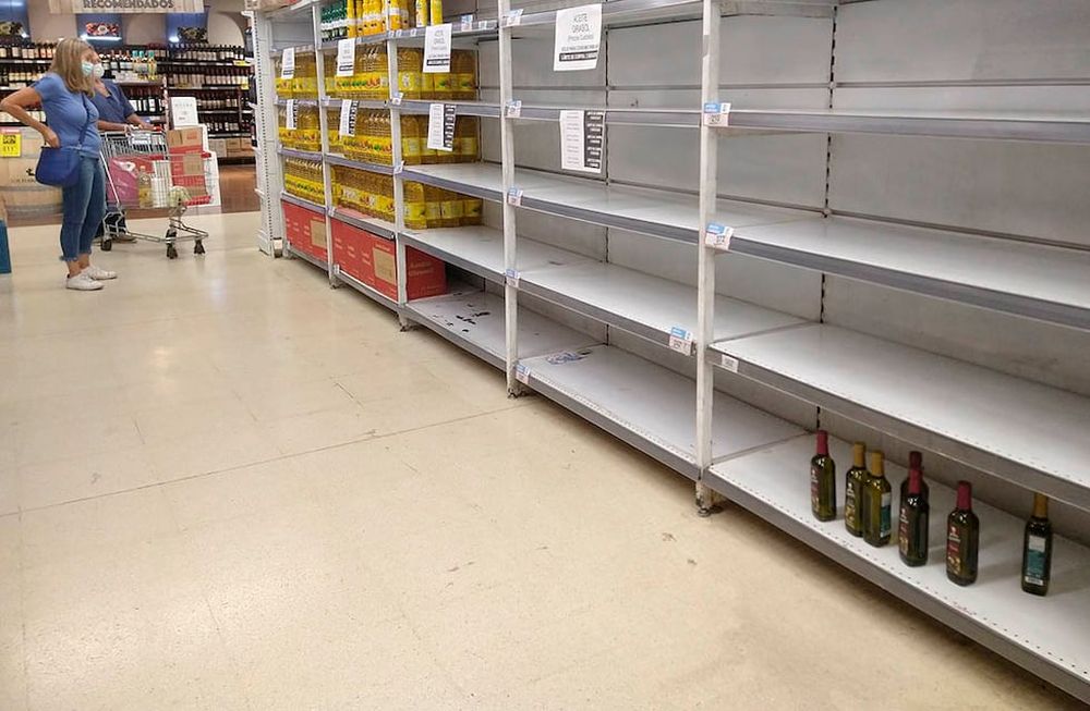 Las góndolas de algunos hipermercados sufren faltantes de productos de la canasta básica. Otros tienen límite de compra por grupo familiar. Foto: Mariana Villa