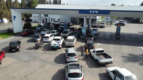 Largas filas en las estaciones de servicio de Mendoza para cargar combustible ante la escasez. Foto: José Gutiérrez / Los Andes
