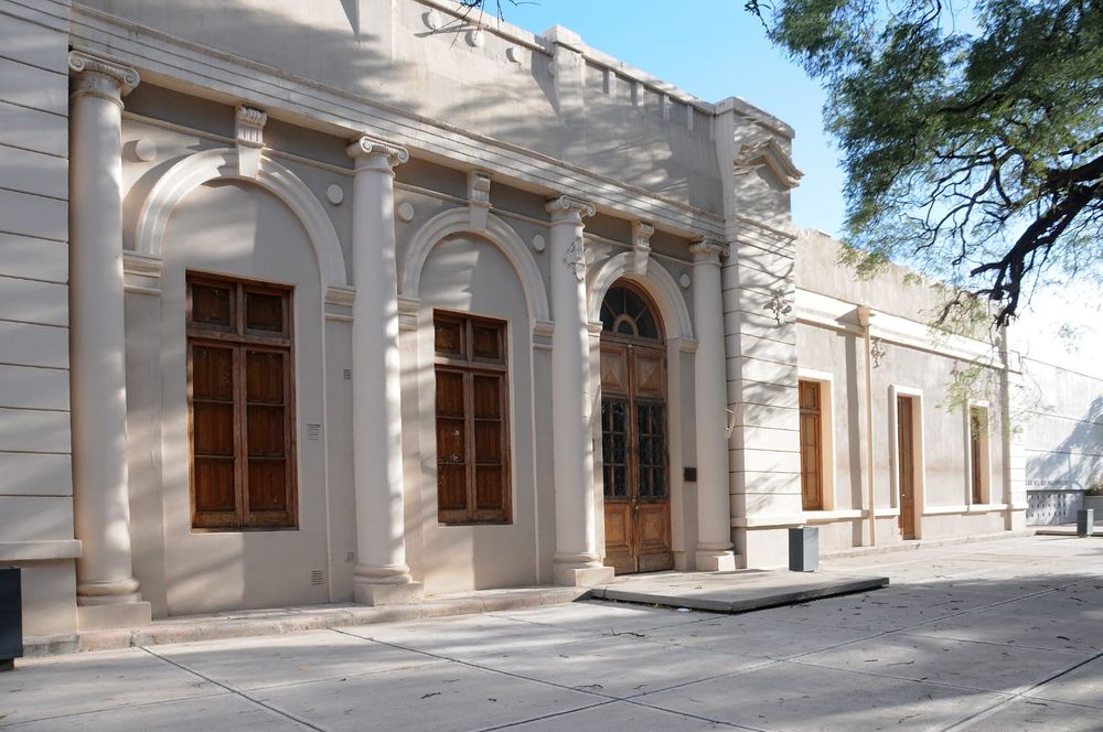 Resguardo de la historia. Sede del Archivo General de la Provincia, en la calle Sargento Cabral 50, ciudad.  Su fin es resguardar el devenir de la provincia a través del celo profesional de sus empleados. 