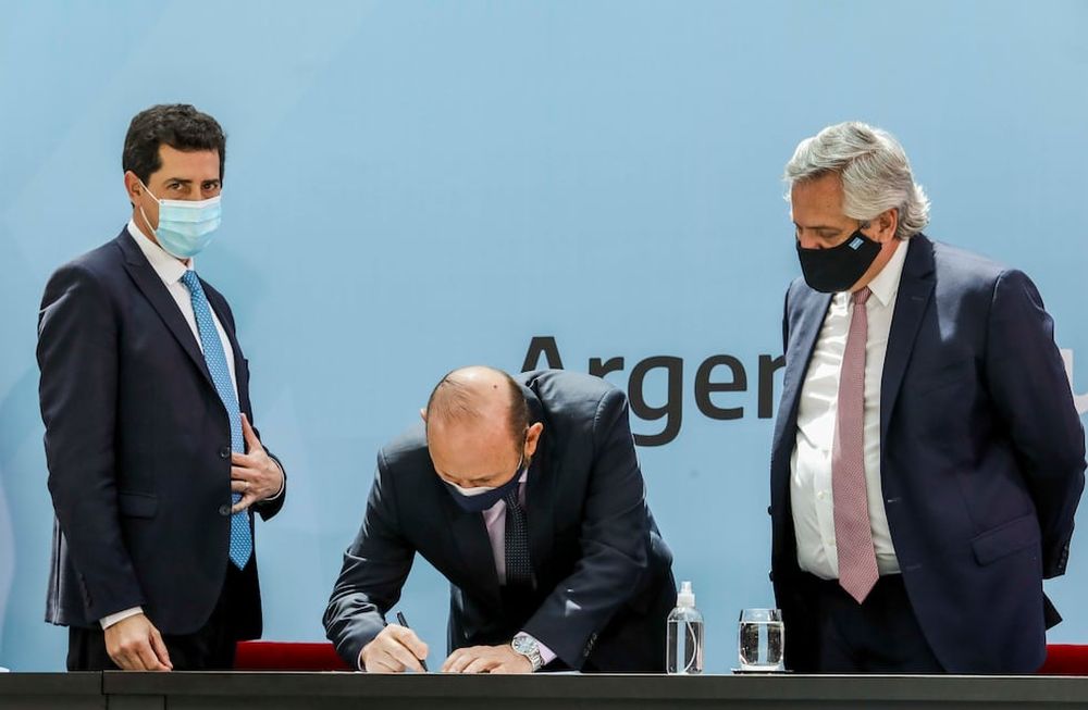El presidente Alberto Fernández, junto al ministro del Interior, Eduardo Wado de Pedro y al gobernador de Formosa, Gildo Insfrán, en el firma del consenso fiscal.