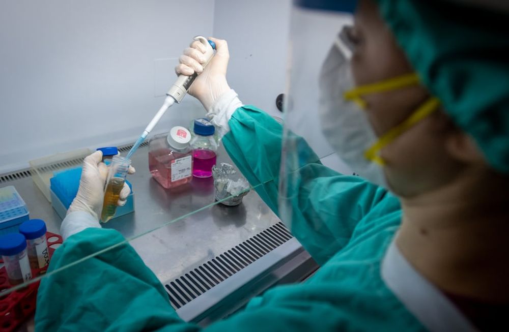 Así se trabaja en el laboratorio encargado del procesamiento del plasma para el tratamiento a enfermos con coronavirus. Ignacio Blanco / Los Andes