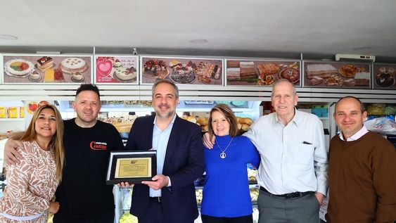 Matías Stevanato felicitó a Cristián Di Betta por su contribución al comercio local y su panadería emblemática en Luzuriaga.