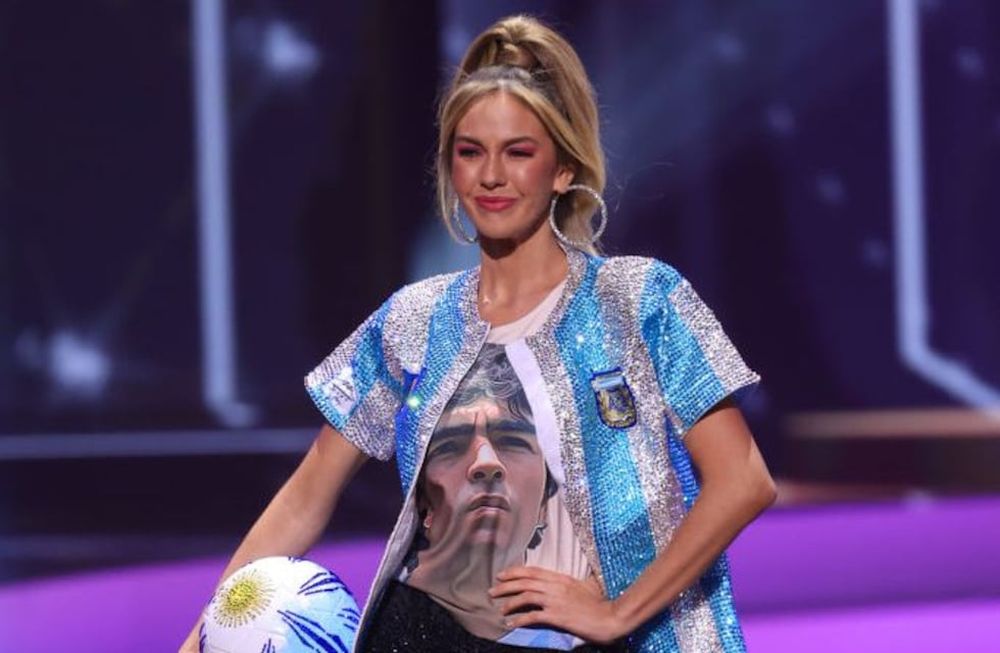Maradona homenajeado por Miss Argentina, en el concurso de Miss Universo que se desarrolla en EEUU.