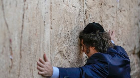 ARCHIVO - El presidente de Argentina, Javier Milei, reza en el Muro de los Lamentos en la Ciudad Vieja de Jerusalén, el 6 de febrero de 2024. Milei, un ultraderechista que fue criado como católico, ha ido más lejos en su apoyo al primer ministro israelí Benjamin Netanyahu que cualquier otro mandatario en momentos en que el gobierno del premier derechista enfrenta un creciente aislamiento diplomático. (AP Foto/Leo Correa, Archivo)