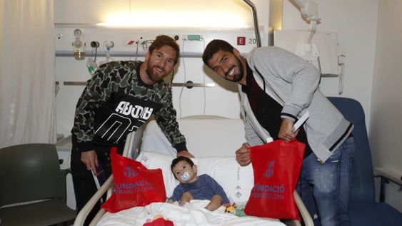 Messi hizo de Rey Mago y llevó regalos a niños enfermos de Barcelona