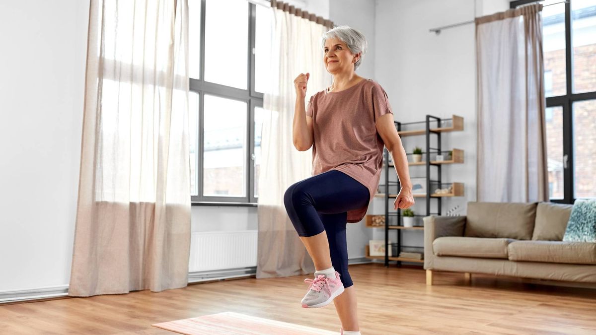 4 ejercicios de pie que reducen la panza más rápido que las clases de gimnasio después de los 60