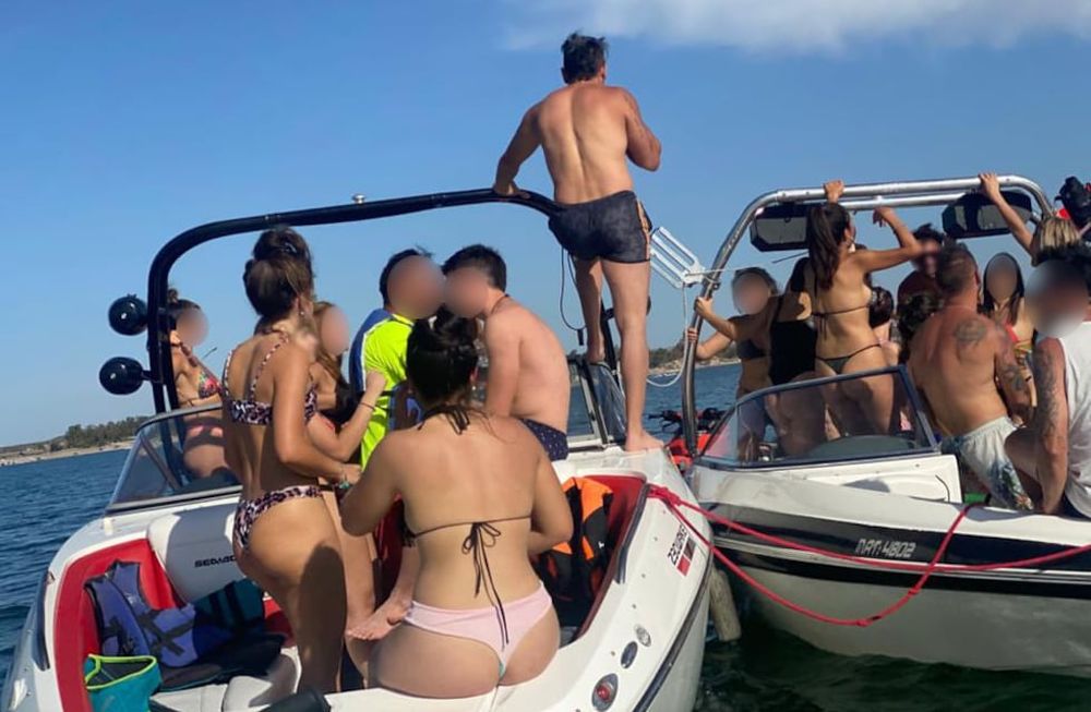 En las redes sociales aparecieron fotos de una fiesta clandestina en El Carrizal donde se ve gente sin tapabocas, sin distanciamiento y con mucha concurrencia.