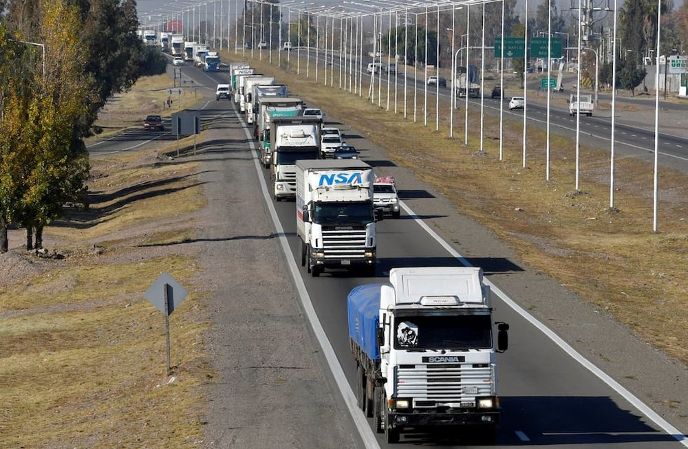 Una caravana de camiones ingresó ayer Mendoza por el Acceso Este en un operativo de encapsulamiento a cargo de móviles policiales.Foto: Orlando Pelichotti / Los Andes