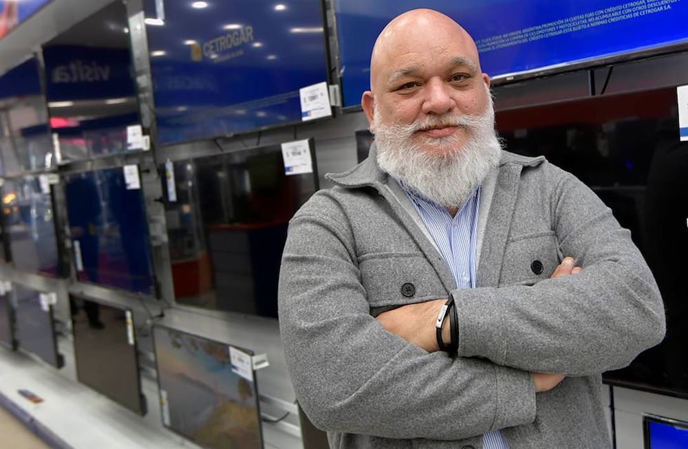 El gerente de la nueva sucursal en Mendoza de la empresa de electrodomésticos y artículos de electrónica, Cetrohogar, habló sobre la política de expansión de la firma en la provincia. / Foto: Orlando Pelichotti/ Los Andes