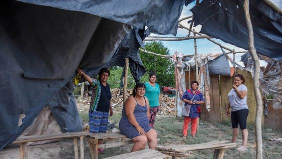 Entrega. Siete mujeres cocinan las cientos de viandas que entregan por día. Buscan rearmarse tras los destrozos del temporal. Foto: Mariana Villa / Los Andes.