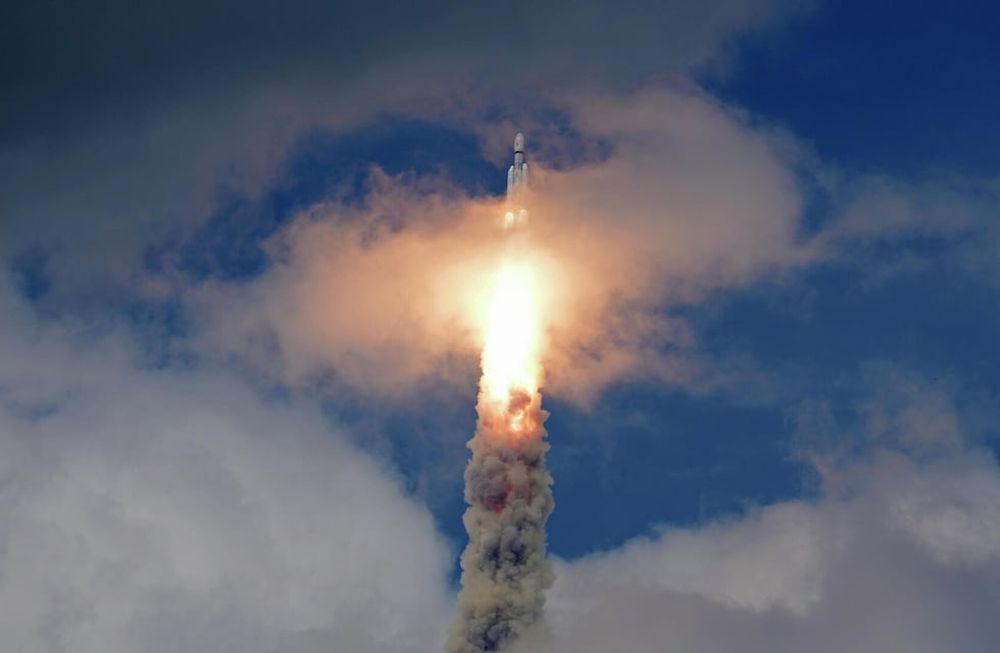 India lanza con éxito su cohete a la Luna.