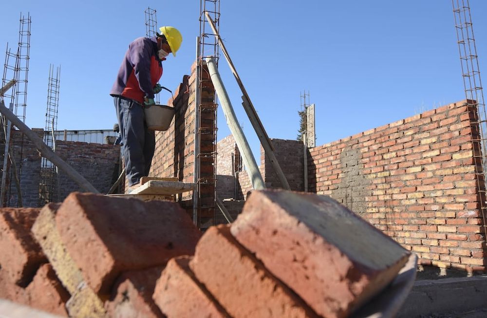 A partir de hoy están abiertas las inscripciones para quienes quieran acceder a los beneficios de Mendoza Activa 2, que permite recuperar el 40% de lo que se invierta en la construcción, y ofrece otras 22 líneas para invertir más y gastar menos.