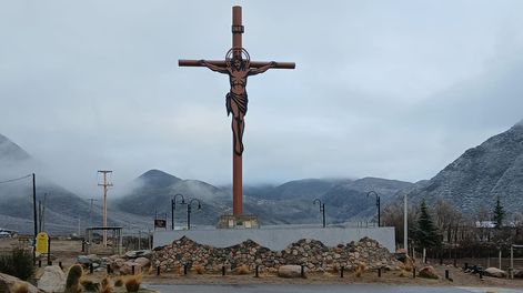 El Cristo de la Hermandad, atrás los cerros parcialmente con nieve. La postal que volvió a atraer la mirada del turismo.