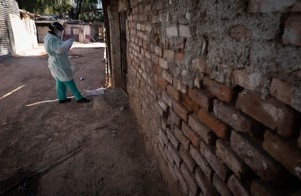 Si bien el Gobierno realizó testeos en casas, luego se decidió definir nuevos positivos por contacto estrecho familiar. Foto: Ignacio Blanco / Los Andes