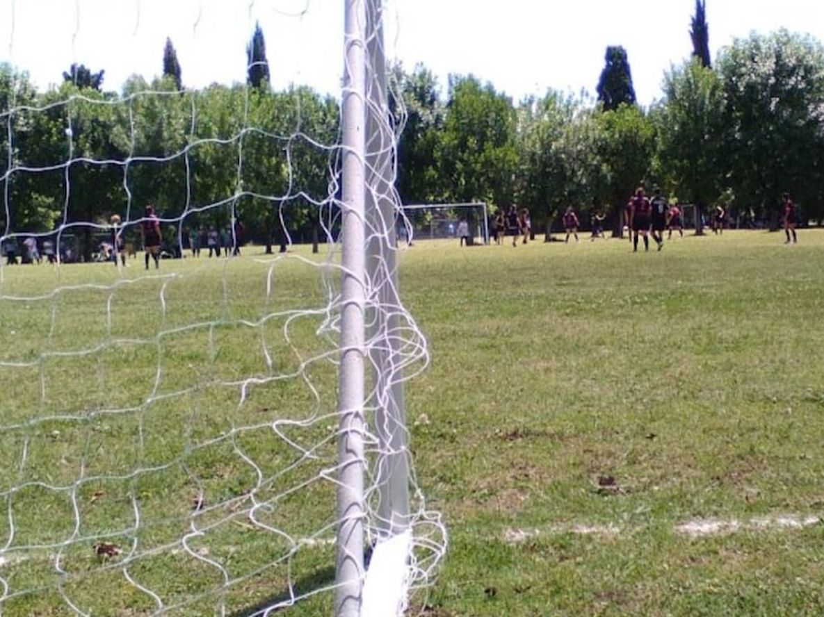 Un hombre estaba jugando al fútbol con sus amigos, le dieron un pelotazo en el estómago y murió