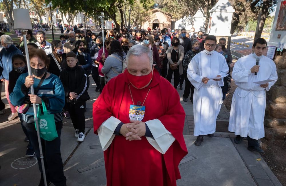 Vuelven los Vía Crucis presenciales al Calvario de MendozaDespués de dos años, los fieles podrán presenciar el Vía Crucis, una de las ceremonias más populares en la que miles de personas salen a las calles para evocar el recorrido de Jesús previo a su muerte.Arzobispo Marcelo ColomboFoto: Ignacio Blanco / Los Andes