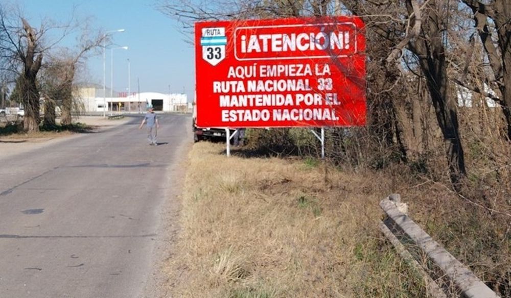Los carteles exigen que el mantenimiento de las vías nacionales sea responsabilidad del gobierno de Javier Milei.