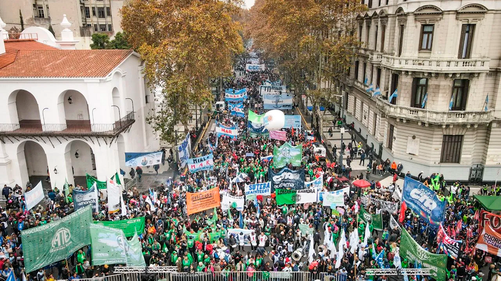 La CGT y las CTA marcharon al Ministerio de Economía y reclamaron un programa para refinanciar deudas.