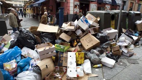 La basura tapa Madrid por la huelga indefinida de recolectores