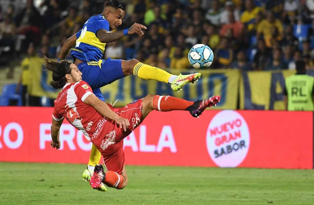 Sebastián Villa de Boca se lleva la pelota ante la marca de Kevin MacAllister de Argentinos. Boca Juniors venció 1 a 0 a Argentinos Jr. en la semifinal por Copa Argentina 2021  en el estadio Malvinas Argentinas. Foto Marcelo Rolland