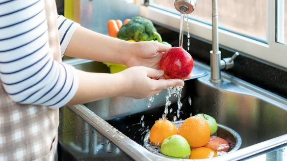 Los peligros de enfermedades transmitidas por los alimentos pueden ser de naturaleza biológica, química o física y suelen ser invisibles. Gentileza: El Mundo.