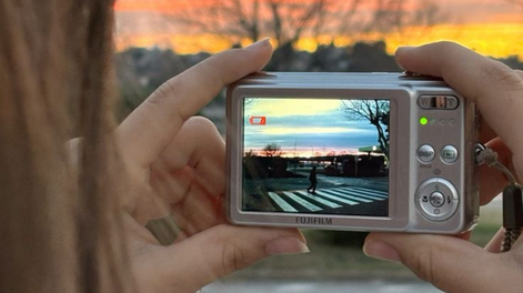 El regreso de las cámaras digitales retro, una moda entre los jóvenes.