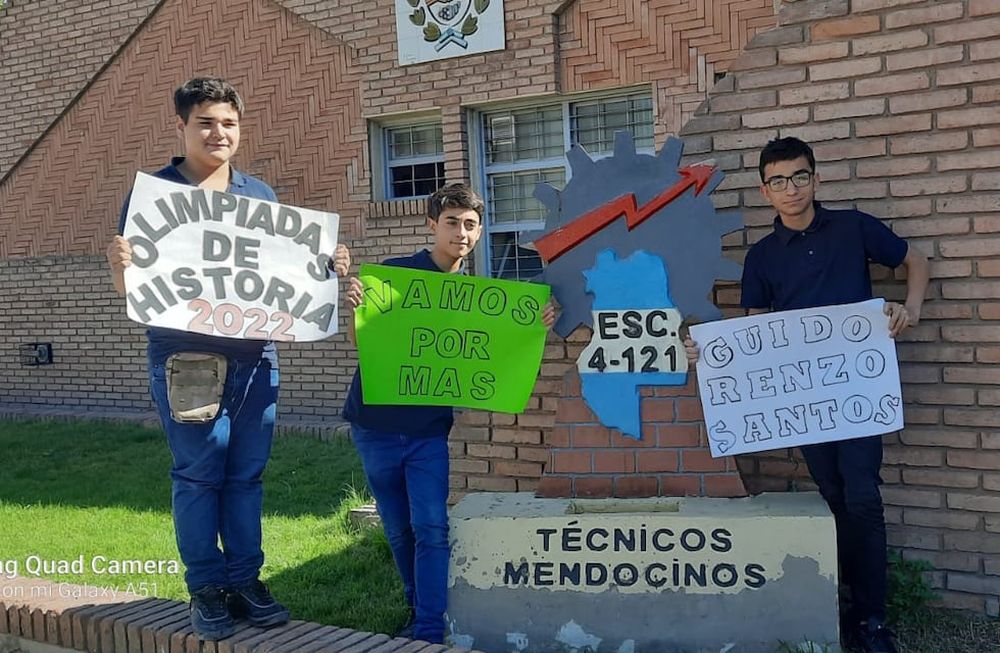 Renzo Marino, Santos Scapellato y Guido Lobo son alumnos de primer año de la escuela Técnicos Mendocinos de Guaymallén. Escribieron un ensayo que los lleva a la instancia final de la Olimpiada Nacional de Historia.