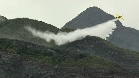 Los Andes | Fotos y video: así controlan los incendios en el piedemonte con 4 helicópteros, 2 aviones y más de 200 personas. Foto: Orlando Pelichotti / Los Andes