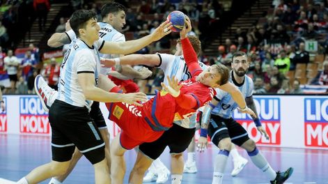 Dragan Pechmalbec (C) de Serbia y Pedro Cami Martínez (L) de Argentina en acción durante el partido del grupo III del Campeonato Mundial de Balonmano Masculino IHF 2023 entre Serbia y Argentina en el Spodek Arena en Katowice, Polonia, el 21 de enero de 2023. Foto: EFE/EPA/Zbigniew Meissner