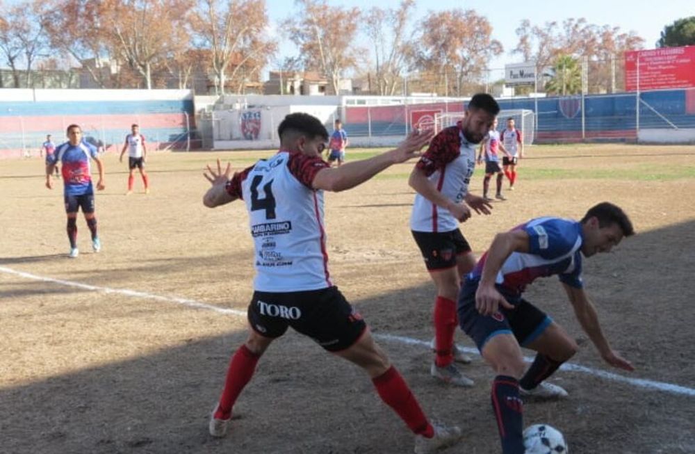 Con todo su oficio, Agustín Sanfilippo cubre el balón ante dos jugadores de Fadep. Talleres es único líder. / Foto: Gentileza Prensa Fadep.