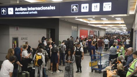 Los Andes | El Gobierno consigue una tregua con los gremios aeronáuticos luego de demoras y cancelaciones en Aeroparque y Ezeiza por una asamblea gremial, luego que el Gobierno informó que echó a 15 empleados de Intercargo. Foto: Damián Dopacio / NA