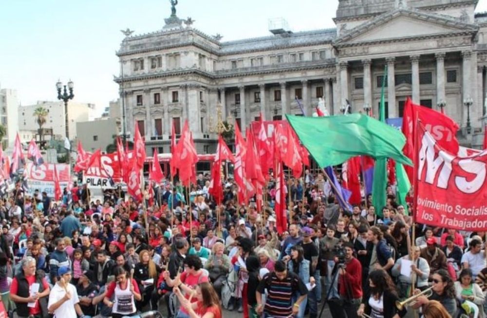 “El que corte mañana dejará de percibir el plan social”, ratificó hoy Adorni.