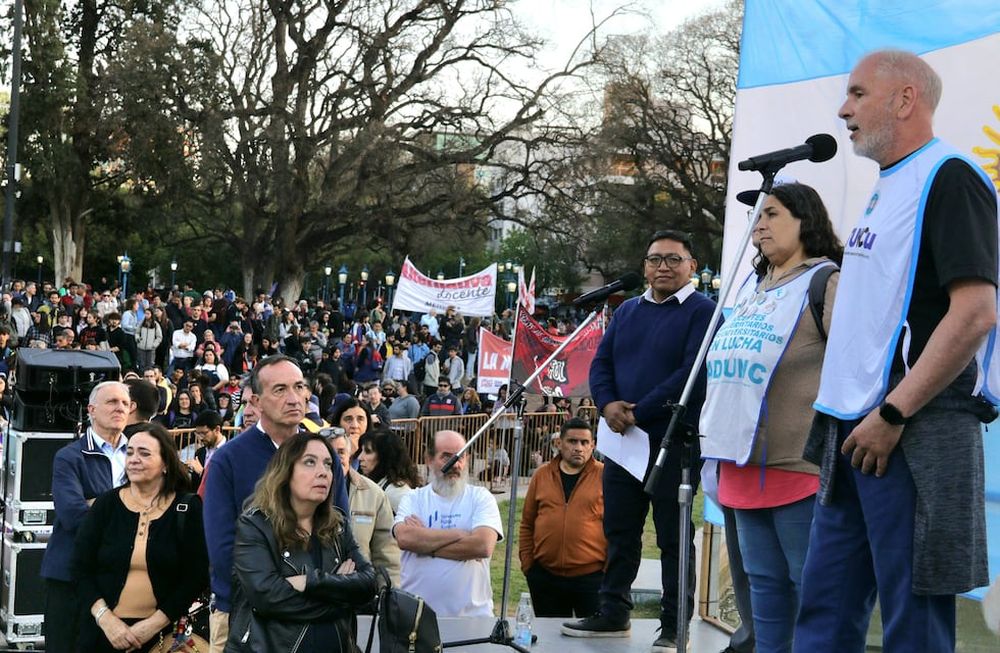 Después de la marcha que se hizo desde el predio de la UNCuyo hasta plaza Independencia, representantes de estudiantes, gremios y autoridades cerraron con discursos el acto de defensa de la educación pública contra el veto de Milei contra el financiamiento universitario. Foto: Gentileza