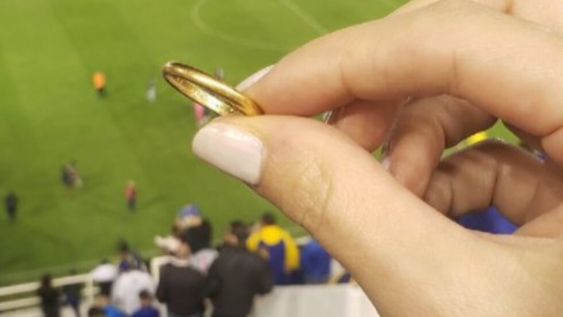 Una joven encontró un anillo de casados en la cancha y busca a su dueño.